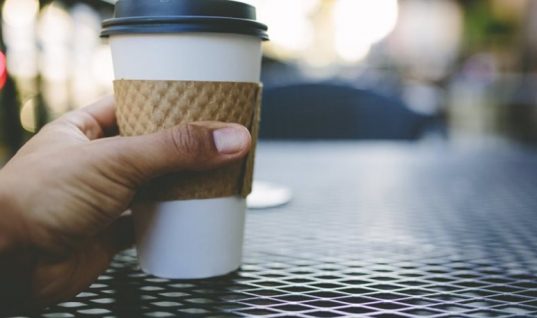 «Χαράτσι» στα χάρτινα ποτήρια καφέ: Προστίθεται φόρος 4 λεπτών από το νέο έτος