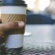 «Χαράτσι» στα χάρτινα ποτήρια καφέ: Προστίθεται φόρος 4 λεπτών από το νέο έτος