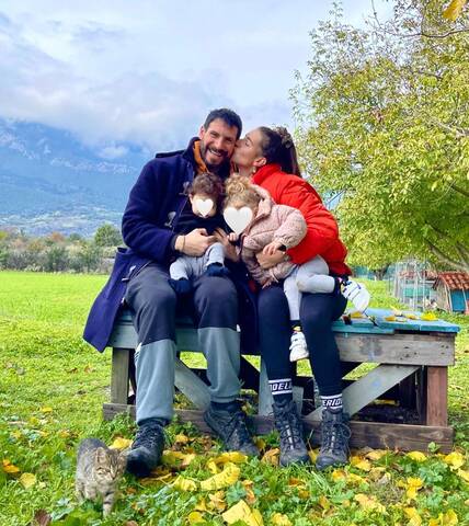Υπέροχη οικογενειακή φωτογραφία: Ο Θανάσης Πατριαρχέας με την γυναίκα του και τα δύο παιδιά τους! (εικόνα)