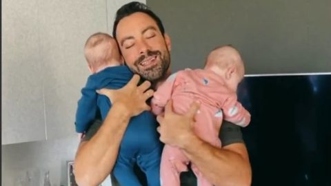 Ο Σάκης Τανιμανίδης ταΐζει τις δίδυμες κόρες του και «ρίχνει» το instagram!