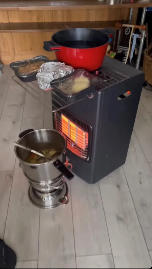 Άκης Πετρετζίκης: Η αυτοσχέδια κουζίνα για να ζεστάνει το γάλα του Αχιλλέα αφού δεν είχαν ρεύμα! (εικόνες)