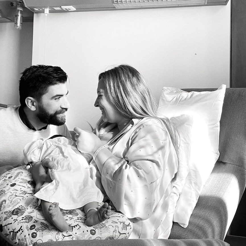 Ξανά μητέρα η Κλέλια Πανταζή: Οι τρυφερές φωτογραφίες με το νεογέννητο και τον σύζυγό της! (εικόνες)