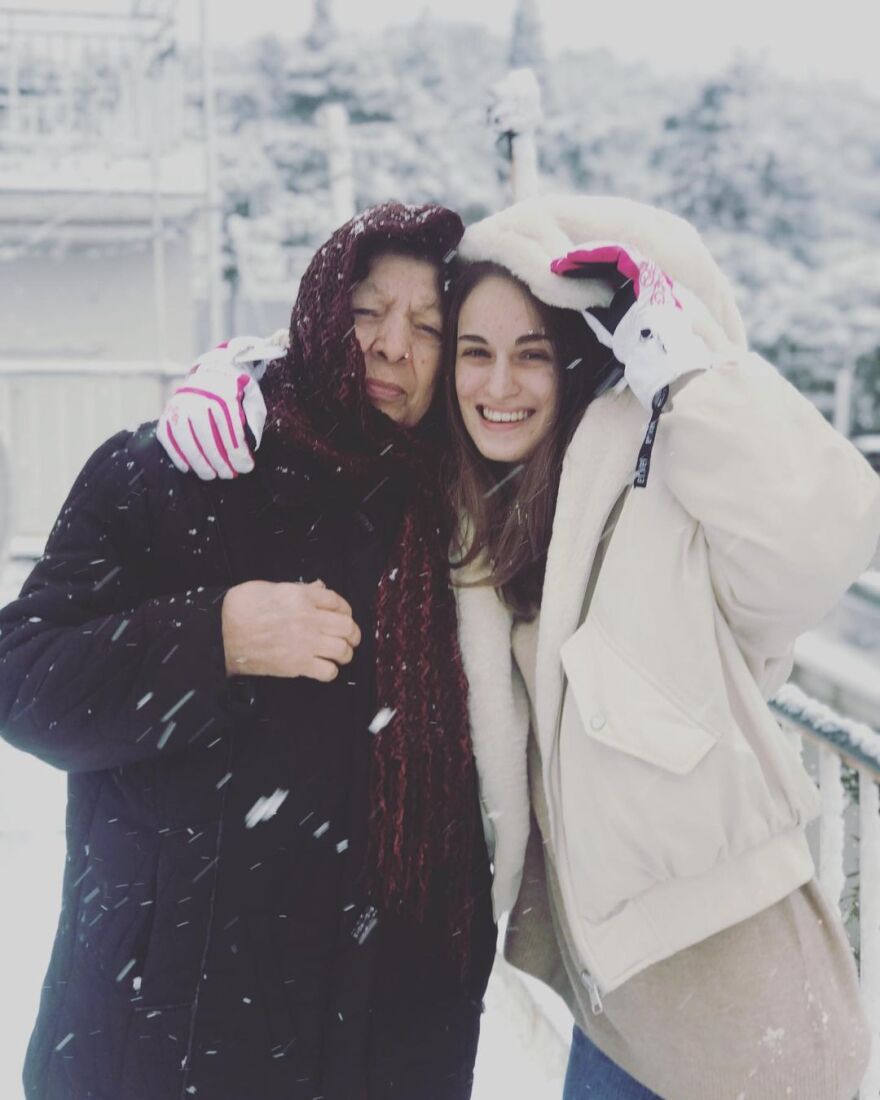 Άντζελα Γκερέκου: Η τρυφερή αγκαλιά με την κόρη της και η χαρά της για την ημέρα! (εικόνες)