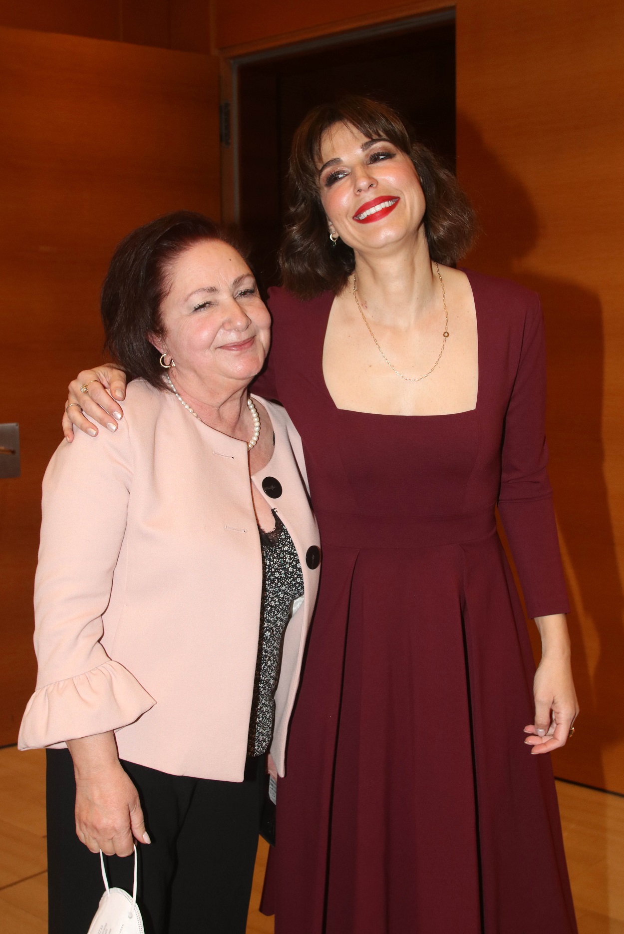 Η Κατερίνα Παπουτσάκη αγκαλιά με τη μαμά της- Μοιάζουν πολύ! (εικόνα)
