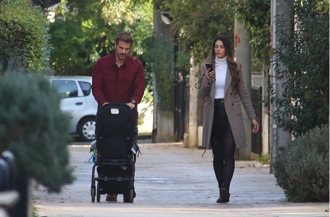 Άκης Πετρετζίκης: Βόλτα με τον γιο και τη σύζυγό του- Το άψογο στιλ της Κωνσταντίνας Παπαμιχαήλ! (εικόνες)