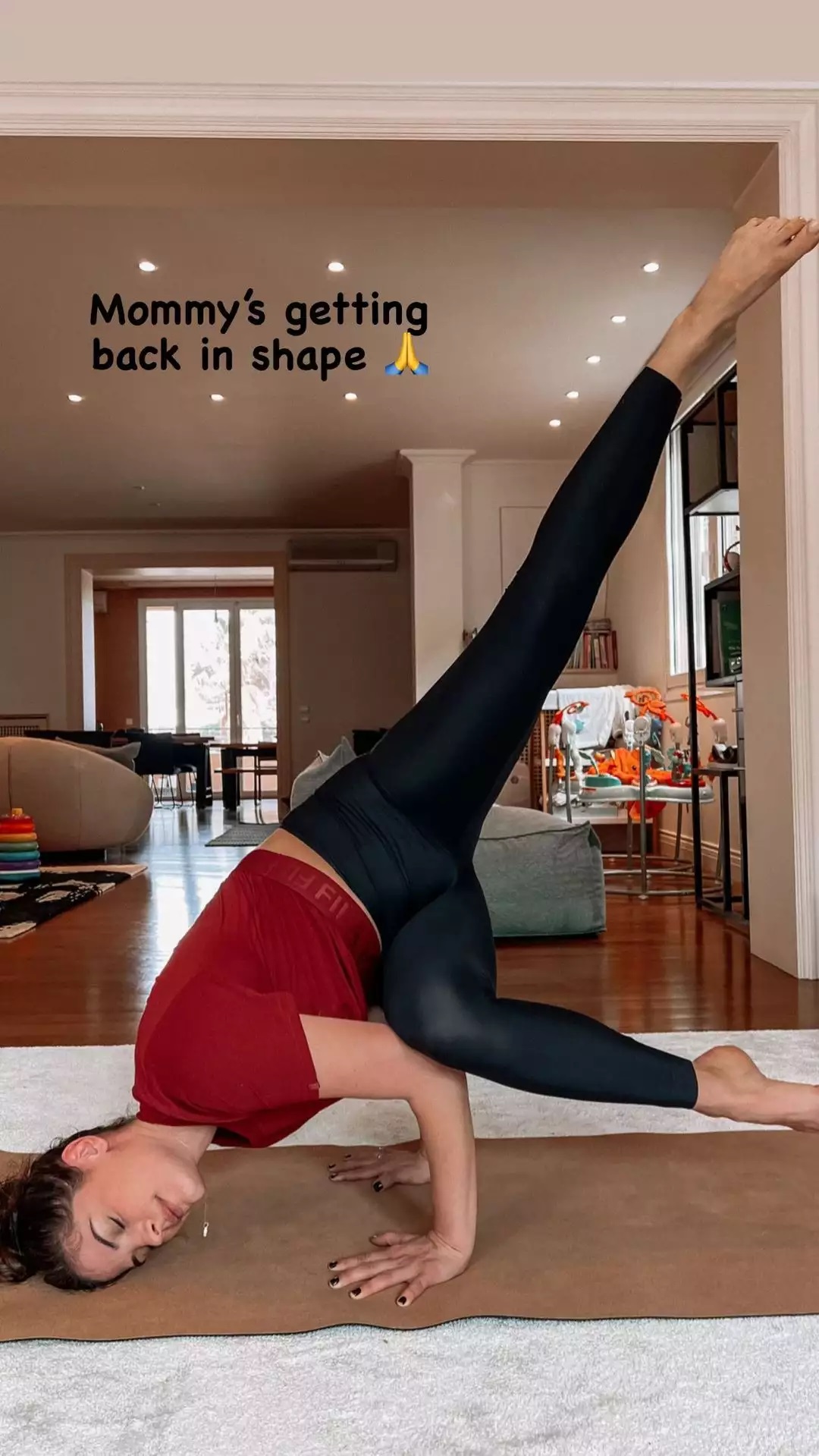 Χριστίνα Μπόμπα: Κάνει yoga με τις κόρες της στο τεράστιο και φωτεινό σαλόνι του σπιτιού τους! (εικόνες)