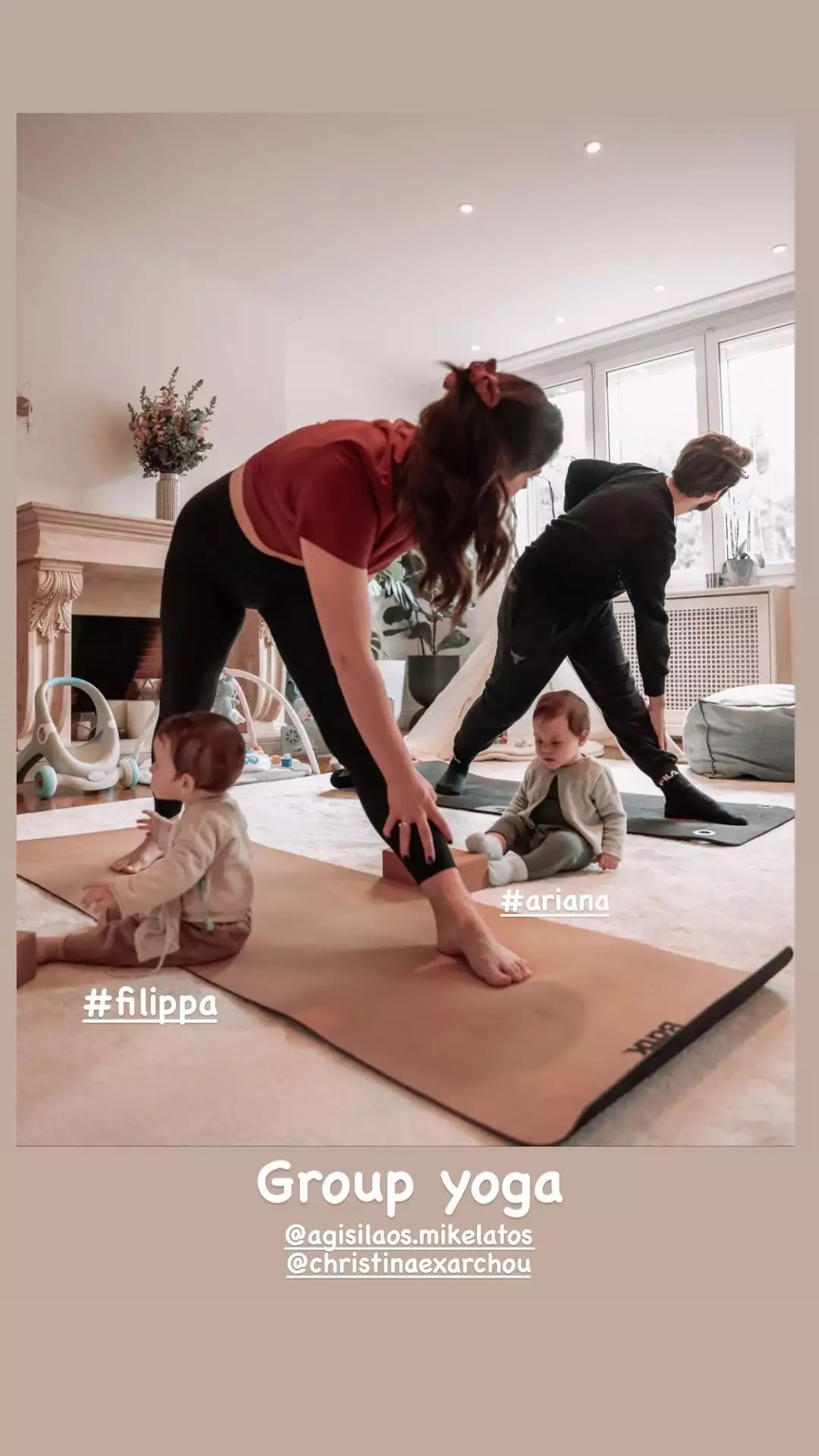 Χριστίνα Μπόμπα: Κάνει yoga με τις κόρες της στο τεράστιο και φωτεινό σαλόνι του σπιτιού τους! (εικόνες)