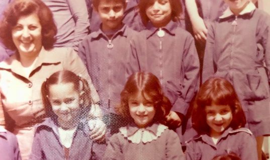 Απίθανη φωτογραφία: Μαρία Πρωτόπαππα και Yρώ Λούπη με σχολική ποδιά απ΄ όταν ήταν συμμαθήτριες! (εικόνες)