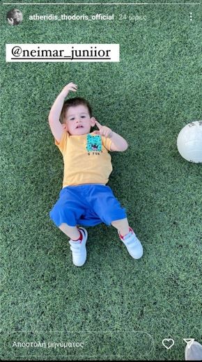 Ο Θοδωρής Αθερίδης παίζει μπάλα με τον εγγονό του και βλέπει έναν μικρό «Λιονέλ Μέσι και Νεϊμάρ»! (εικόνες)