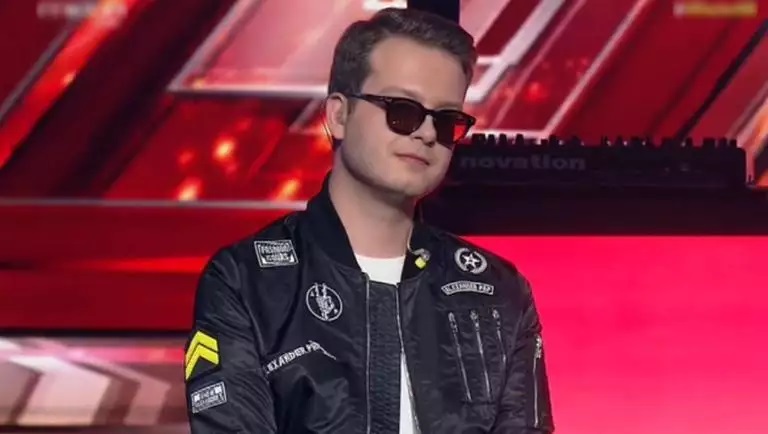 Ο μικρότερος γιος του Γιώργου Παπαδάκη είναι μουσικός και εμφανίστηκε στο X Factor! (εικόνες)