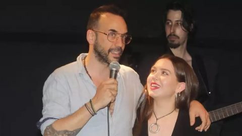 Η Νικόλ Σαραβάκου τραγουδάει με τον Μουζουράκη και οι γονείς της την θαυμάζουν! (εικόνες)