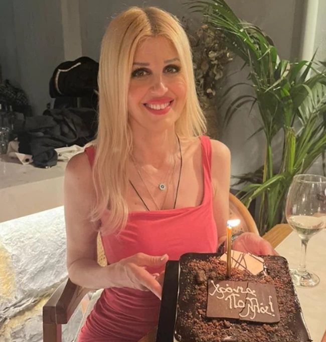 Γενέθλια για την Έλενα Ράπτη: Η σοκολατένια τούρτα και το ροζ φόρεμα! (εικόνες)