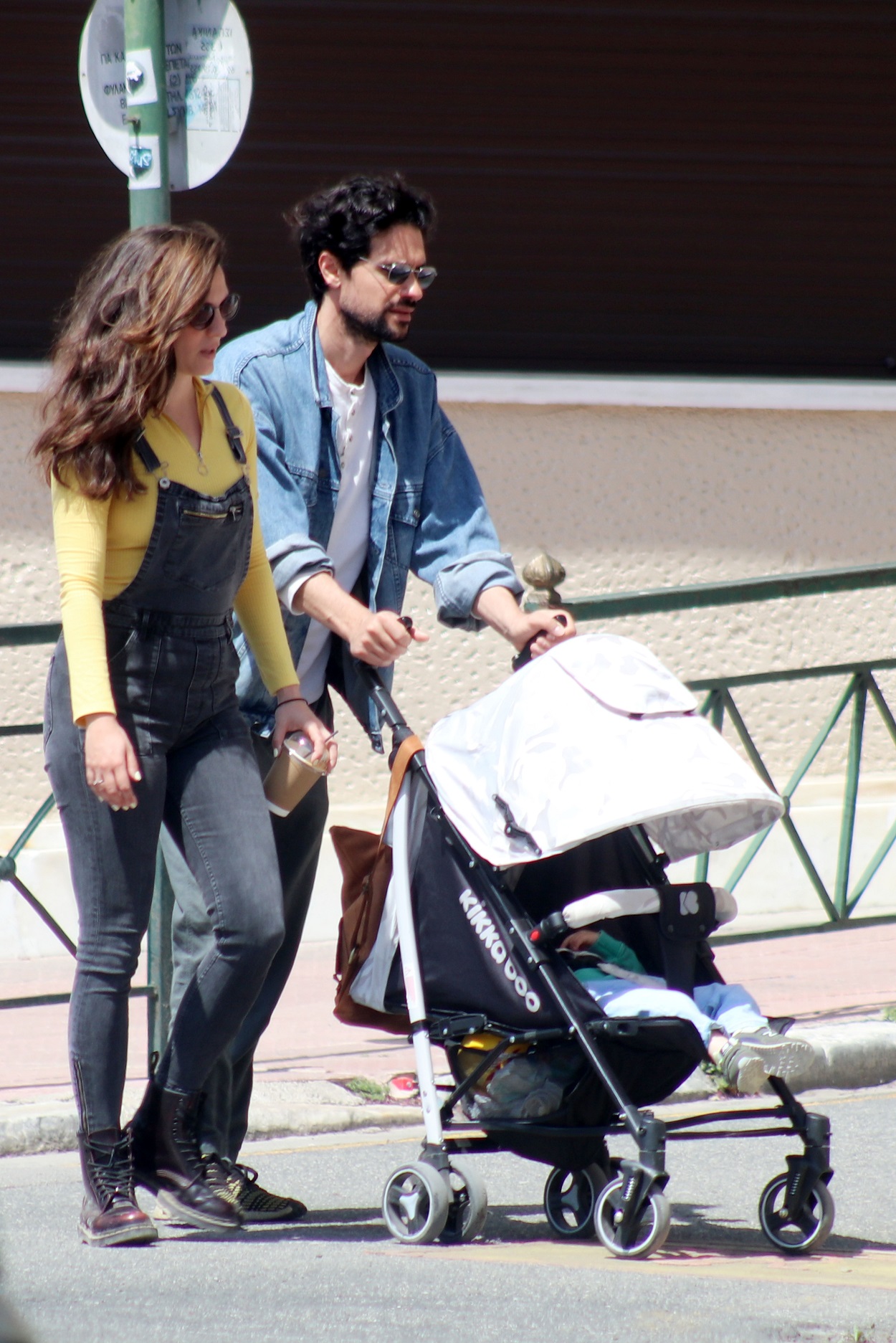 Ορφέας Αυγουστίδης: Οικογενειακή βόλτα με τη σύντροφό του και τον γιο τους- Ανοιχτόχρωμος ο μικρούλης! (εικόνες)