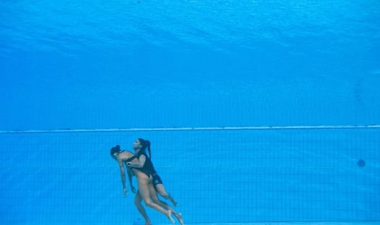 Συγκλονιστικές εικόνες από τη διάσωση διαγωνιζόμενης που λιποθύμησε στο νερό  κατά τη διάρκεια του Παγκόσμιου Πρωταθλήματος Υγρού Στίβου