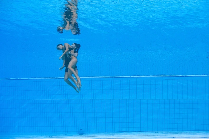 Συγκλονιστικές εικόνες από τη διάσωση διαγωνιζόμενης που λιποθύμησε στο νερό  κατά τη διάρκεια του Παγκόσμιου Πρωταθλήματος Υγρού Στίβου