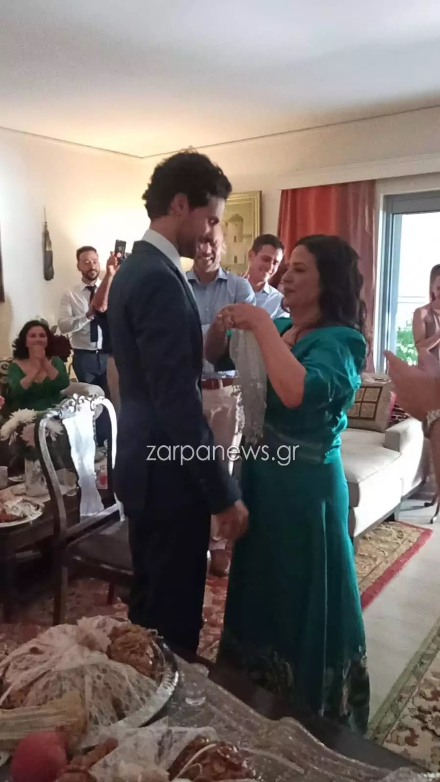 Τήρησαν την παράδοση: O Ορφέας Αυγουστίδης ντύνεται γαμπρός στο σπίτι της Μαρίας Τζομπανάκη! (εικόνες)