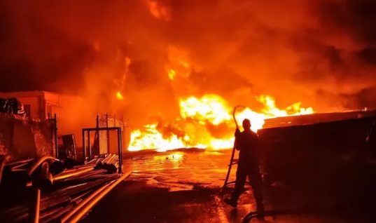 Mεγάλη φωτιά σε εργοστάσιο πλαστικών στον Ασπρόπουργο: «Επικίνδυνα αέρια – Μείνετε σε κλειστούς χώρους»