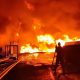 Mεγάλη φωτιά σε εργοστάσιο πλαστικών στον Ασπρόπουργο: «Επικίνδυνα αέρια – Μείνετε σε κλειστούς χώρους»