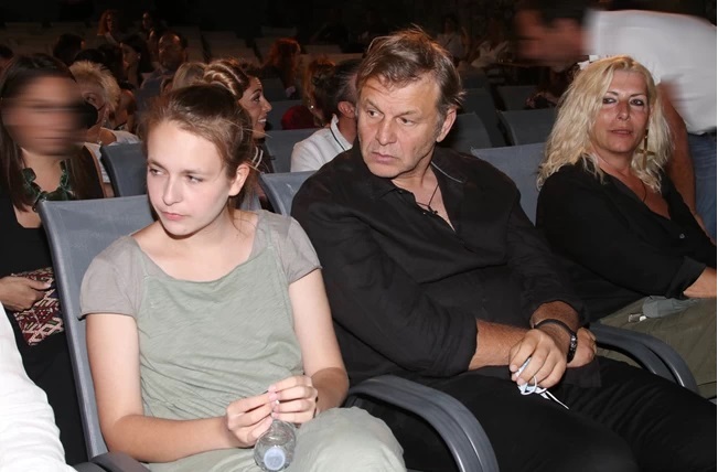 Ο Απόστολος Γκλέτσος με τις γυναίκες της ζωής του- Στο θέατρο με την κόρη του και τη σύντροφό του! (εικόνες)