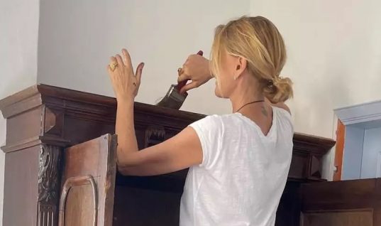 Έπιασε δουλειά η Τζένη Μπαλατσινού: Μεταμόρφωσε την παλιά ντουλάπα της γιαγιάς της! (εικόνες)