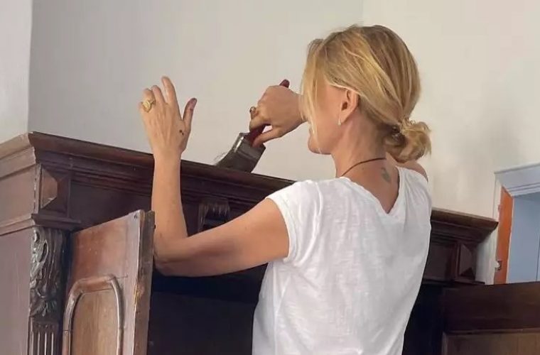 Έπιασε δουλειά η Τζένη Μπαλατσινού: Μεταμόρφωσε την παλιά ντουλάπα της γιαγιάς της! (εικόνες)