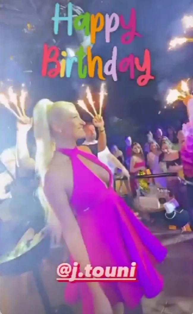 Ιωάννα Τούνη: Με σούπερ μίνι φόρεμα και φουσκωμένη κοιλιά στο μεγάλο πάρτι για τα γενέθλιά της! (εικόνες)