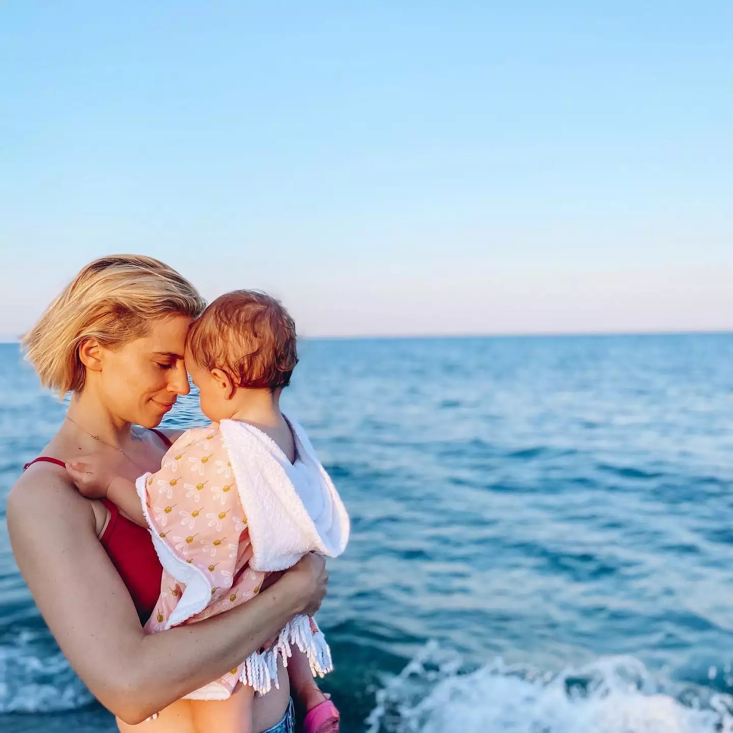 Νάντια Μπουλέ: Η φωτογραφία αγκαλιά με την κόρη της και το υπέροχο μήνυμα από τον σύντροφό της! (εικόνα)