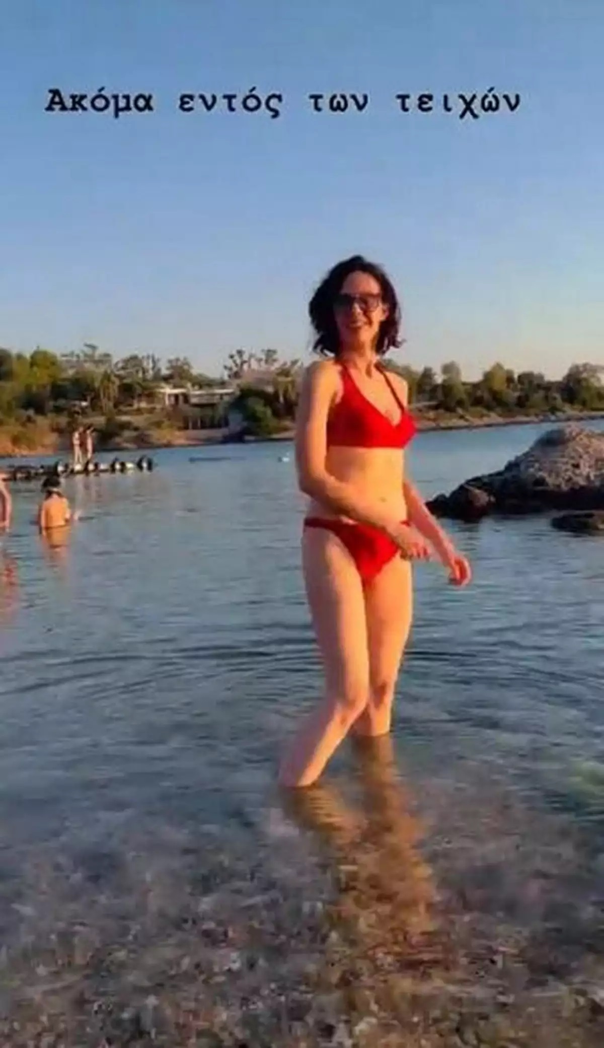 Βάζει τα γυαλιά σε πολλές: Η Μαριλίτα Λαμπροπούλου πόζαρε με κόκκινο μπικίνι στην παραλία και μας άφησε άφωνους! (εικόνα)