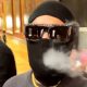 Νέα πρόκληση από τον Snik: Ανέβασε βίντεο που καπνίζει μέσα στο Λούβρο φορώντας full face μάσκα