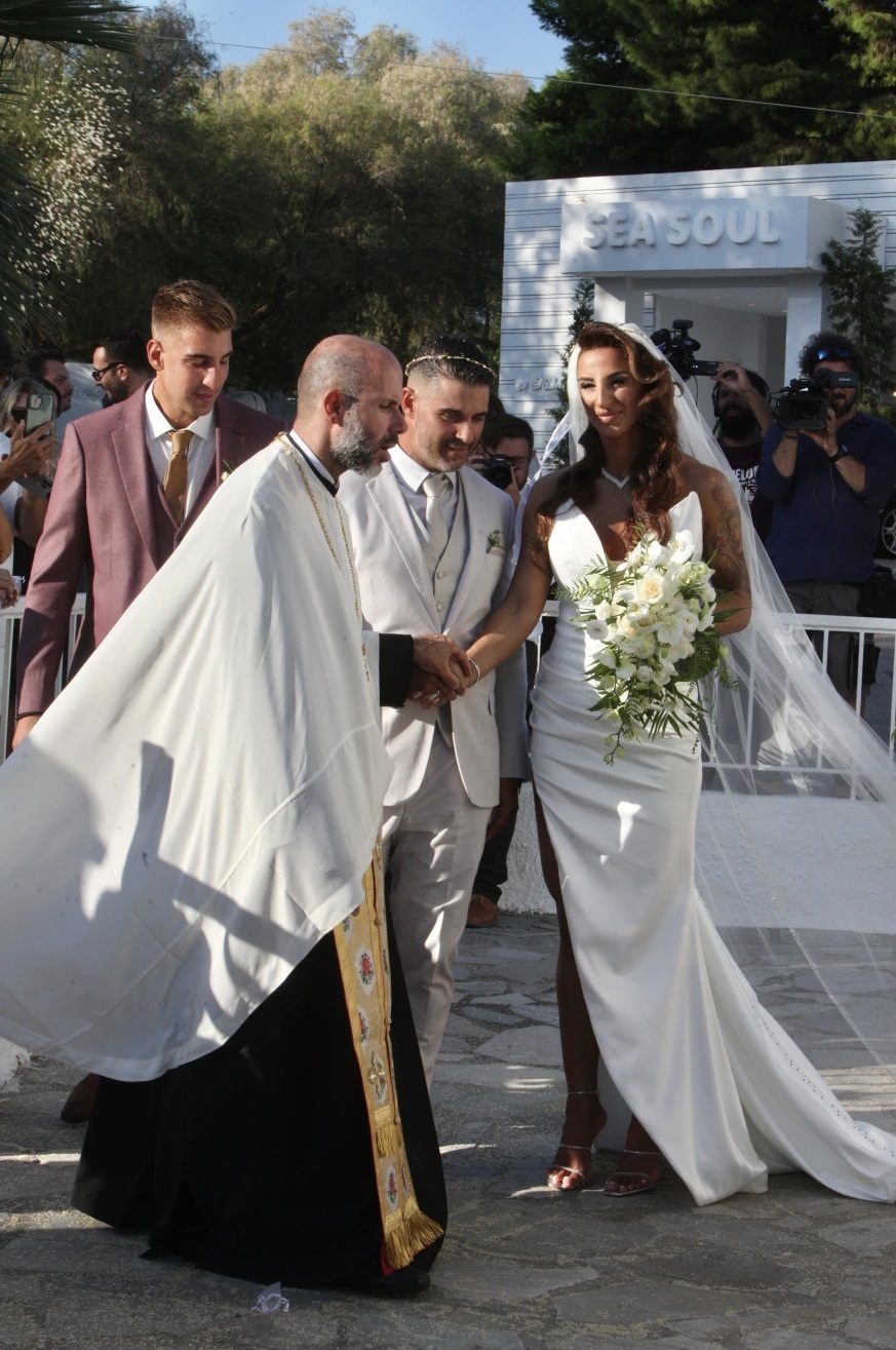 Παντρεύτηκε η Αθηνά Ευμορφιάδη: Το νυφικό με το εντυπωσιακό σκίσιμο της πρώην παίκτριας του Survivor! (εικόνες)