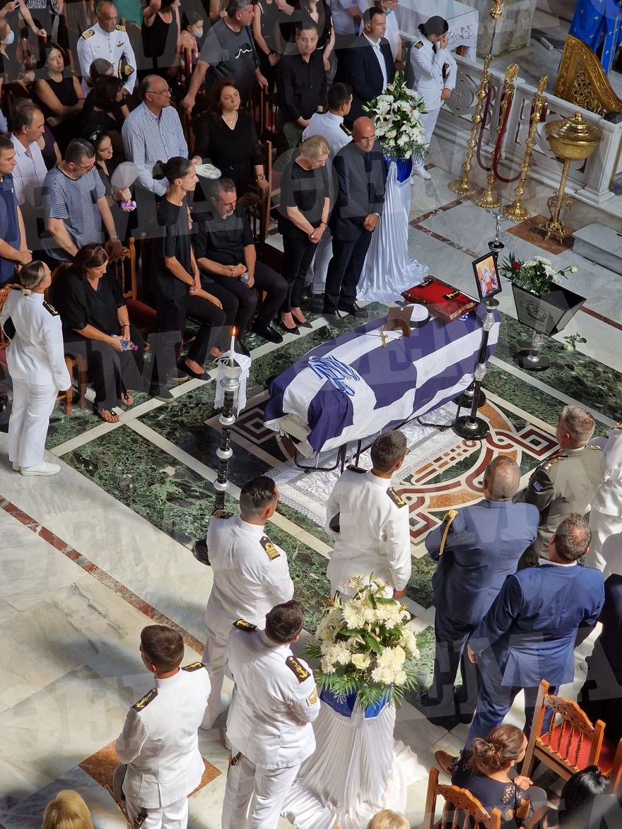 Ανείπωτος πόνος στην κηδεία της 19χρονης στη Λάρισα