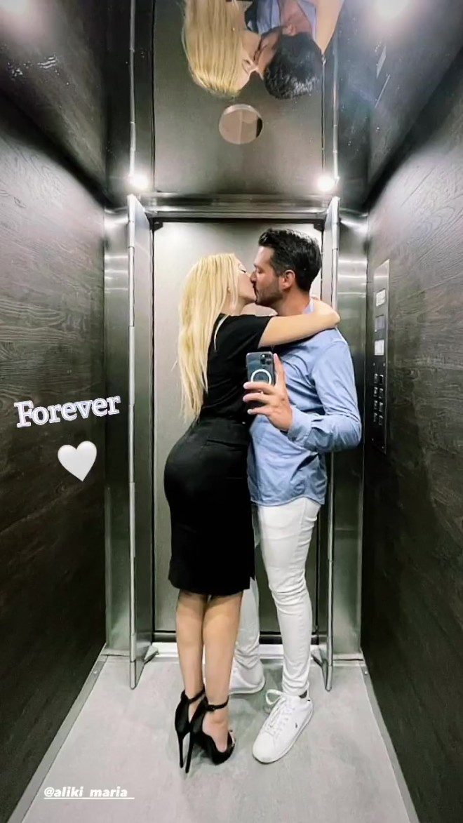 Ο Φοίβος Παπαδάκης είναι ερωτευμένος και το φωνάζει- Το παθιασμένο φιλί με την εντυπωσιακή σύντροφό του στο ασανσέρ! (εικόνες)