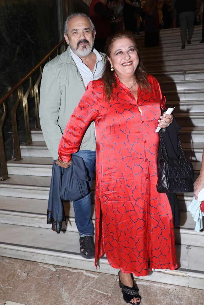 Η Ελισάβετ Κωνσταντινίδουμε χεράκι- χεράκι με τον πρώην σύζυγό της σε θεατρική παράσταση! (εικόνες)