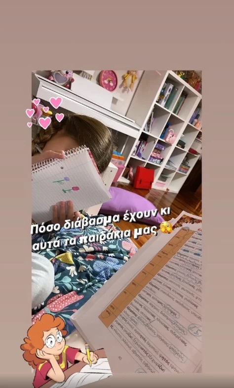 Η Βάσω Λασκαράκη φωτογραφίζει την κόρη της στο μεγάλο της παιδικό δωμάτιο εν ώρα διαβάσματος (εικόνα)