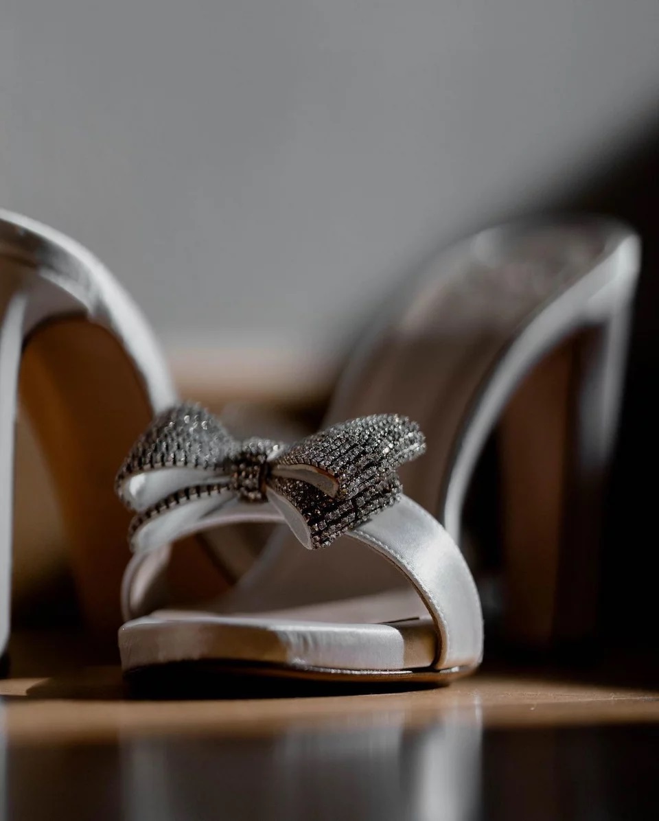 Η Κωνσταντίνα Σπυροπούλου δημοσίευσε φωτογραφίες από το άλμπουμ του γάμου της- Τα υπέροχα νυφικά παπούτσια και το όμορφο χτένισμα! (εικόνες)