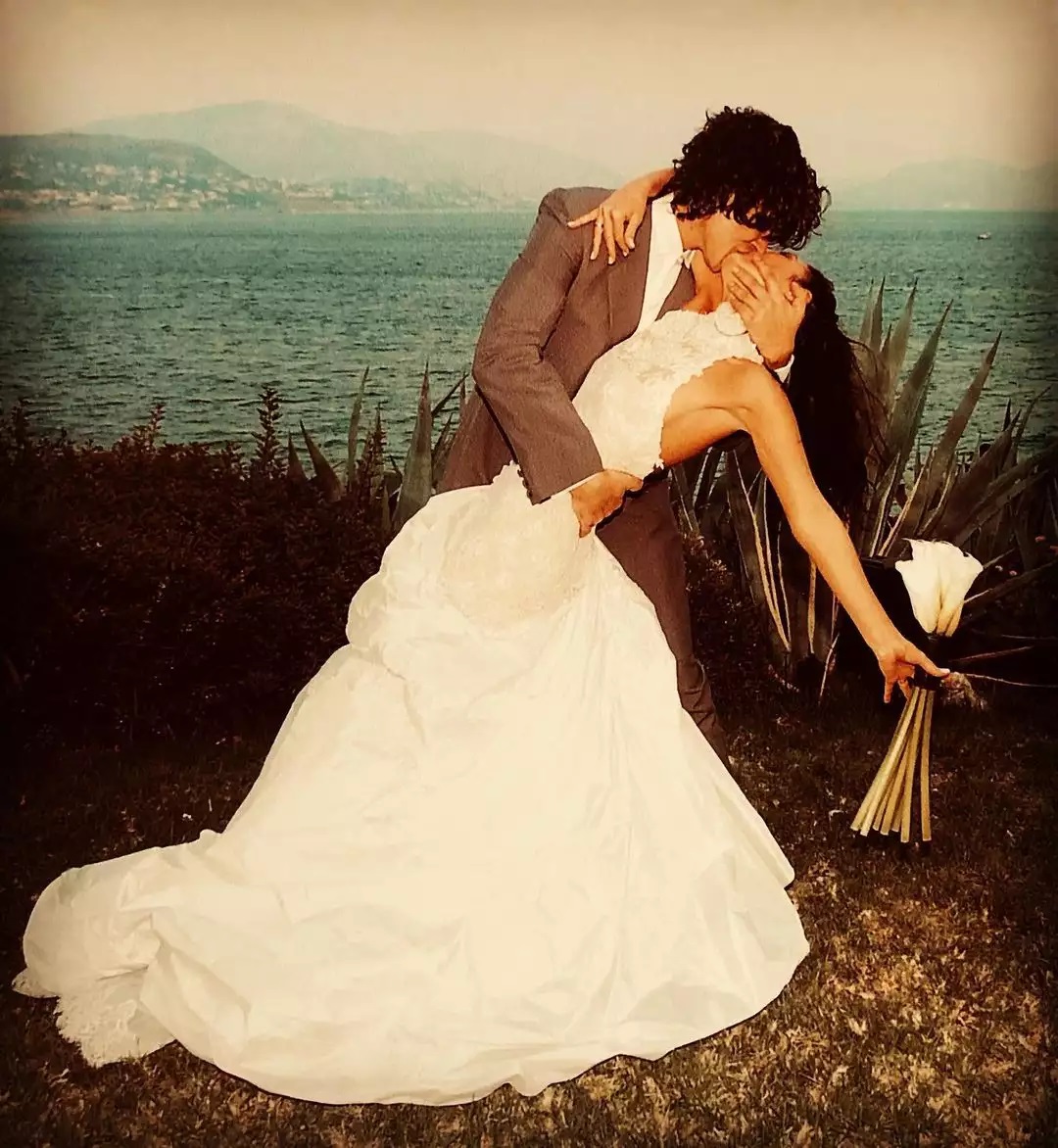 Αιμίλιος Χειλάκης- Αθηνά Μαξίμου: Γιόρτασαν 16 χρόνια γάμου με αδημοσίευτες φωτογραφίες από τον γάμο τους- Απλά υπέροχοι! (εικόνες)