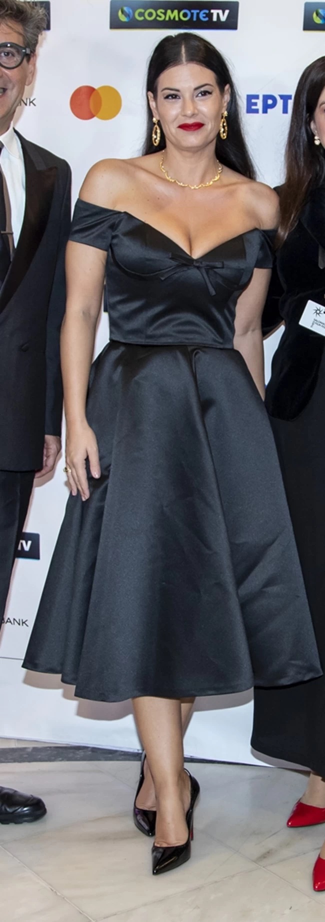 Έλαμψε η Μαρία Κορινθίου με μαύρο μίντι φόρεμα και εντυπωσιακά κοσμήματα! (εικόνες)