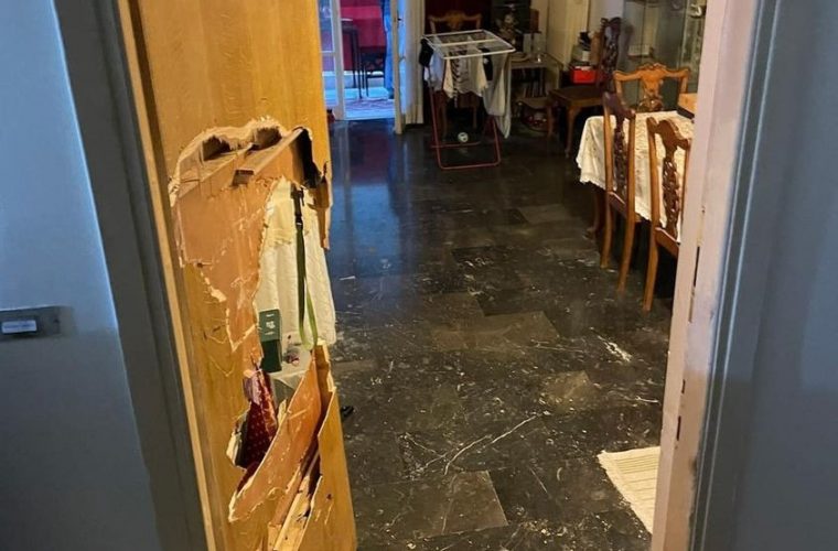 Έσπασαν την πόρτα και της πήραν το σπίτι μετά από πλειστηριασμό για χρέος 15.000 ευρώ