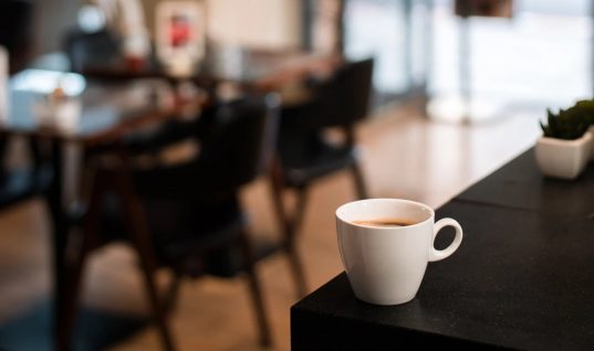 Αδιανόητο: Καφετέρια στη Νέα Σμύρνη έδιωξε πελάτες επειδή ήταν ηλικιωμένοι – Η απάντηση της ιδιοκτησίας