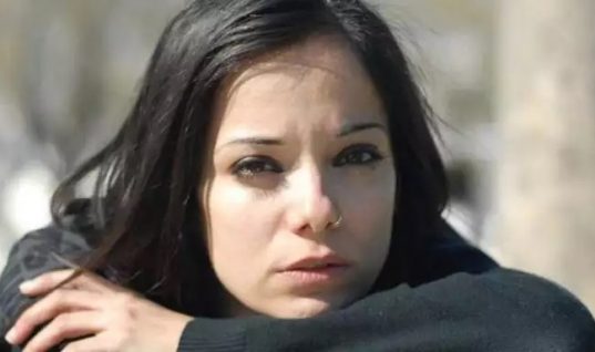 Κατερίνα Τσάβαλου: « Ήταν 26 ετών και έφυγε από καρκίνο στο νωτιαίο μυελό» – Ο θάνατος που σημάδεψε την ηθοποιό