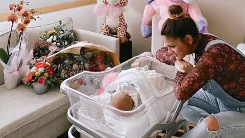 Η Μαίρη Συνατσάκη φωτογραφίζεται με τη νεογέννητη κόρη της! (εικόνα)