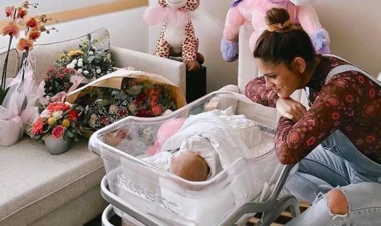 Η Μαίρη Συνατσάκη φωτογραφίζεται με τη νεογέννητη κόρη της! (εικόνα)