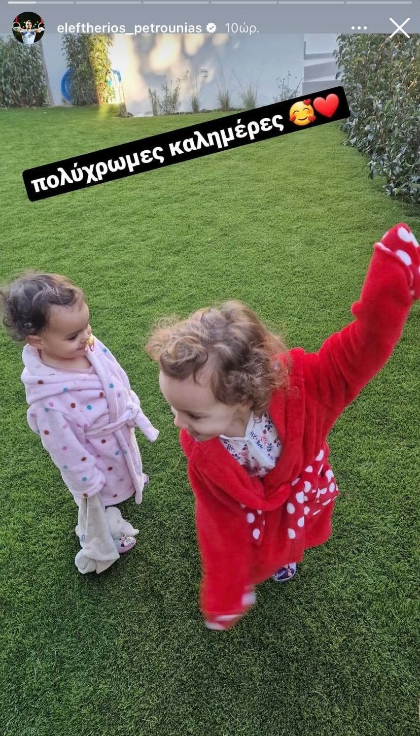 Λατρείες: Ο Λευτέρης Πετρούνιας φωτογράφισε τις κόρες του με τις ρομπίτσες τους! (εικόνα)