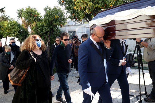 Θλίψη στην κηδεία του Ερρίκου Ανδρέου: Δεν πήγε η σύζυγός του, Νόρα Βαλσάμη- Δύσκολες στιγμές για τον γιο τους