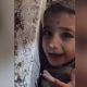 Συγκλονιστική στιγμή στην Τουρκία: Διασώστες δίνουν νερό σε εγκλωβισμένο παιδί και εκείνο γελά