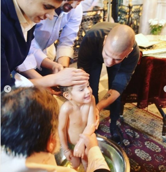 Η Κλελια Ρένεση βάφτισε την 4χρονη κόρη της- Κούκλα με τους τρεις νονούς της η μικρούλα! (εικόνες)