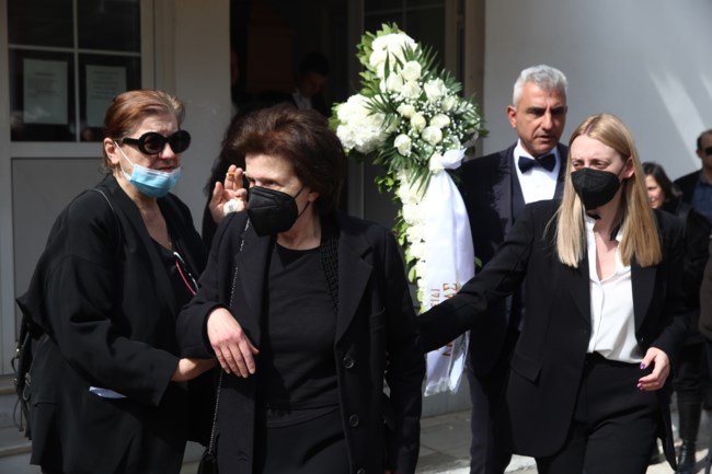Κηδεία Λάκη Παπαστάθη: Συντετριμμένη η σύζυγος του σκηνοθέτη, η ηθοποιός Υβόννη Μαλτέζου (εικόνες)
