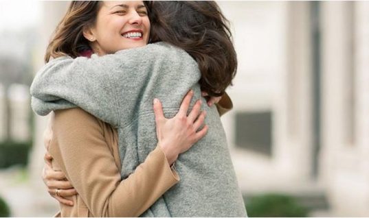 Πόσες αγκαλιές χρειαζόμαστε καθημερινά; Ψυχοθεραπεύτρια εξηγεί την αναγκαιότητά τους
