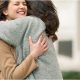 Πόσες αγκαλιές χρειαζόμαστε καθημερινά; Ψυχοθεραπεύτρια εξηγεί την αναγκαιότητά τους