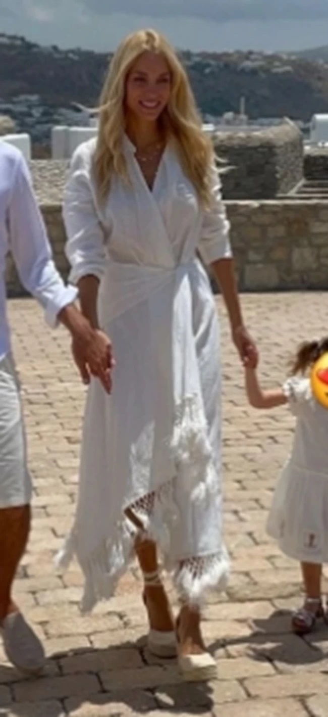 Δούκισσα Νομικού: Η μοναδική φωτογραφία από την βάφτιση των παιδιών της- Ολόκληρη η οικογένεια στα λευκά! (εικόνα)